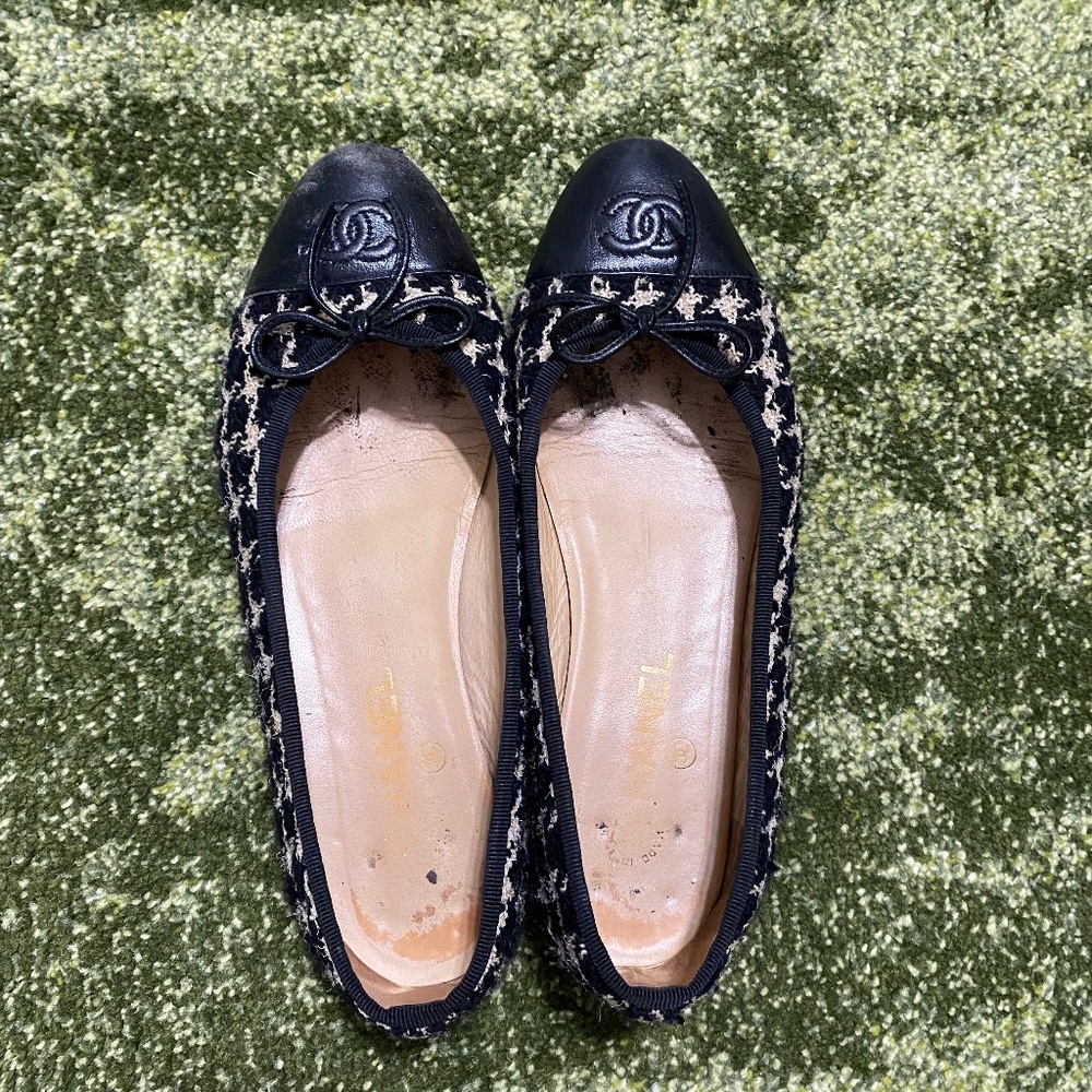 100 % authentic Chanel black and beige tweed flats size 39